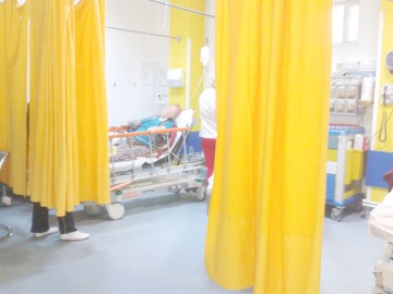 Un şofer fără permis a intrat cu maşina într-un grup de oameni: o femeie a ajuns la spital!